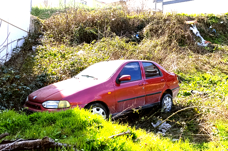 Freni boşalan otomobil şarampole uçtu: Baba ve oğlu yaralandı