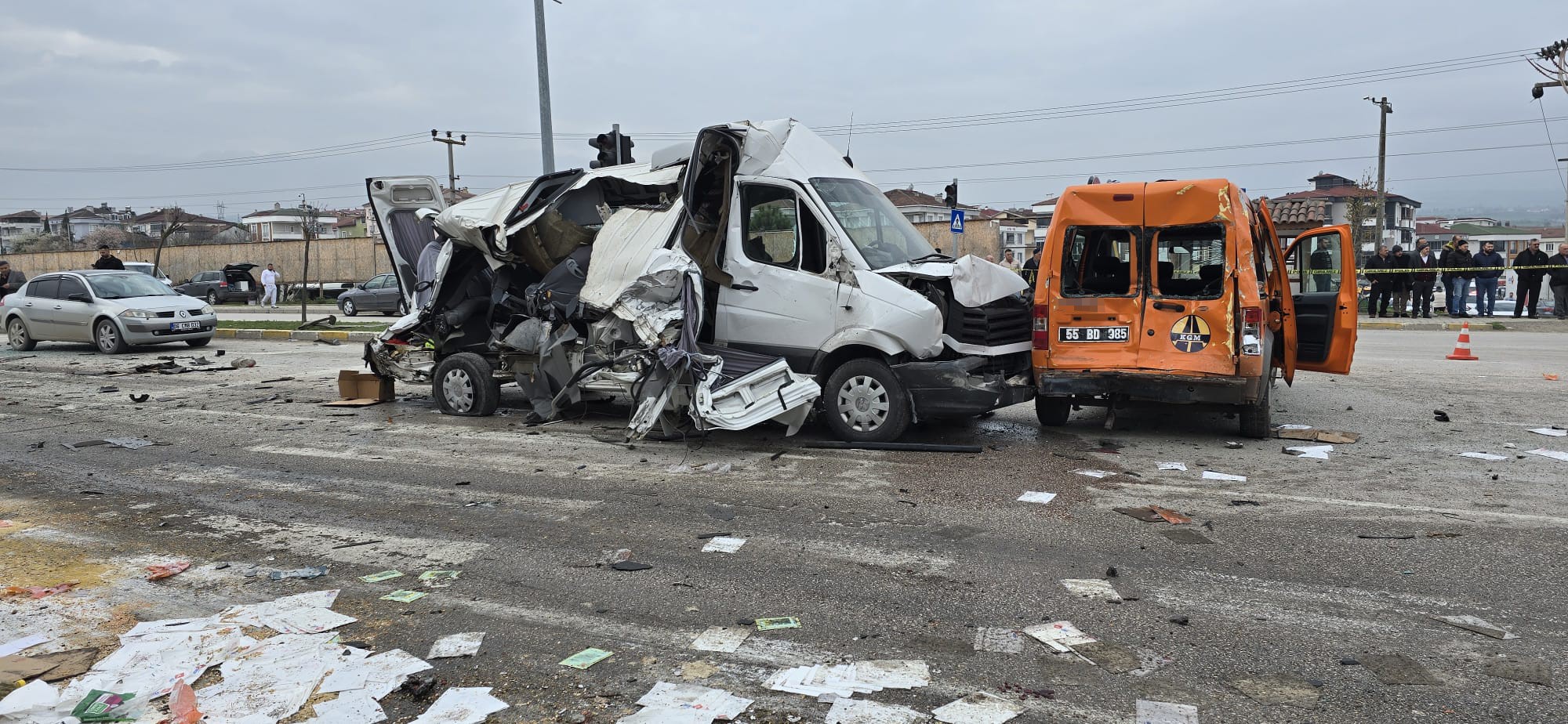 Freni patlayan tır dehşet saçtı: Öğrenci servisi dahil 7 araç birbirine girdi, 18 yaralı