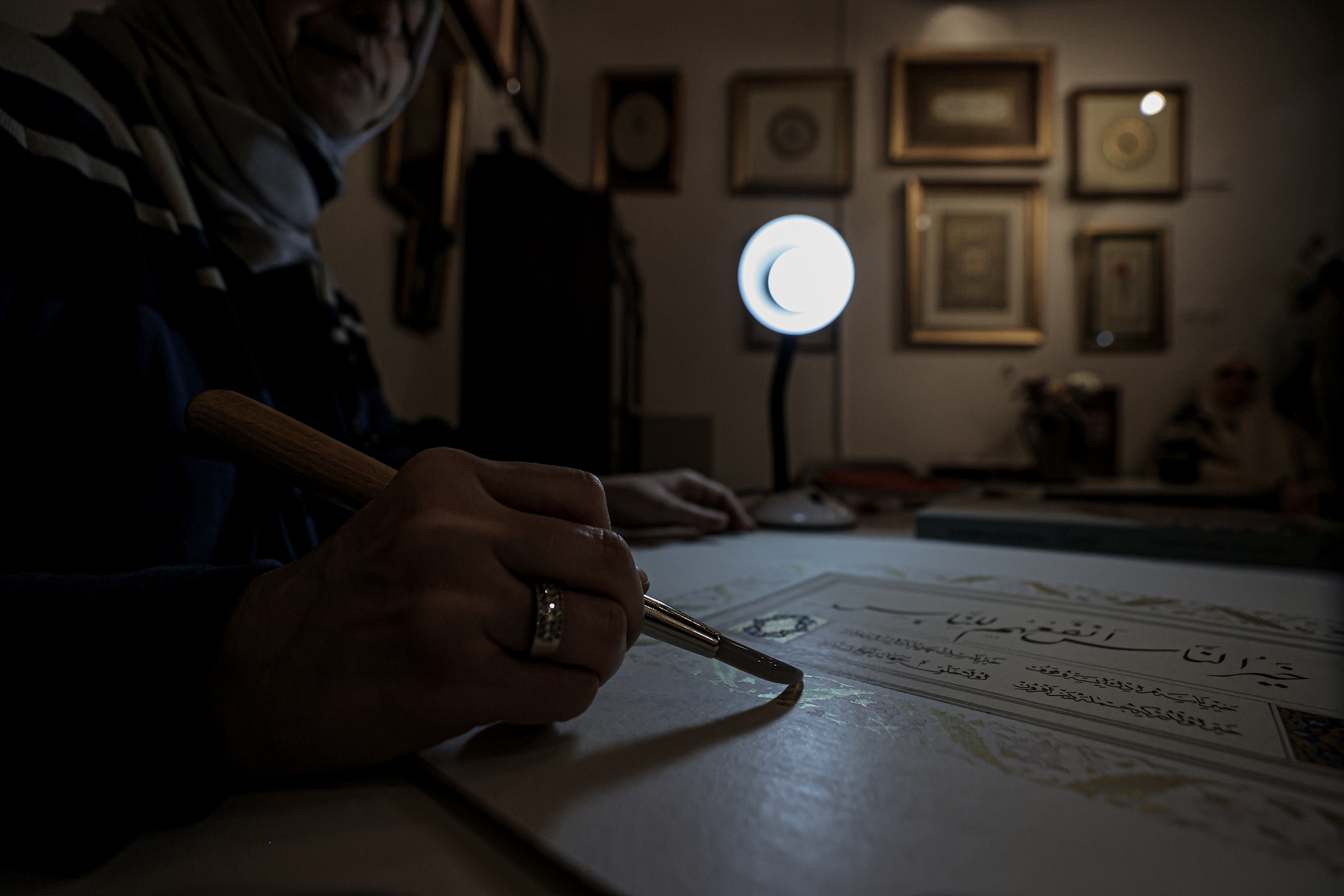 Gazete haberinden etkilenerek başladığı tezhip sanatını geleceğe taşımak için çalışıyor