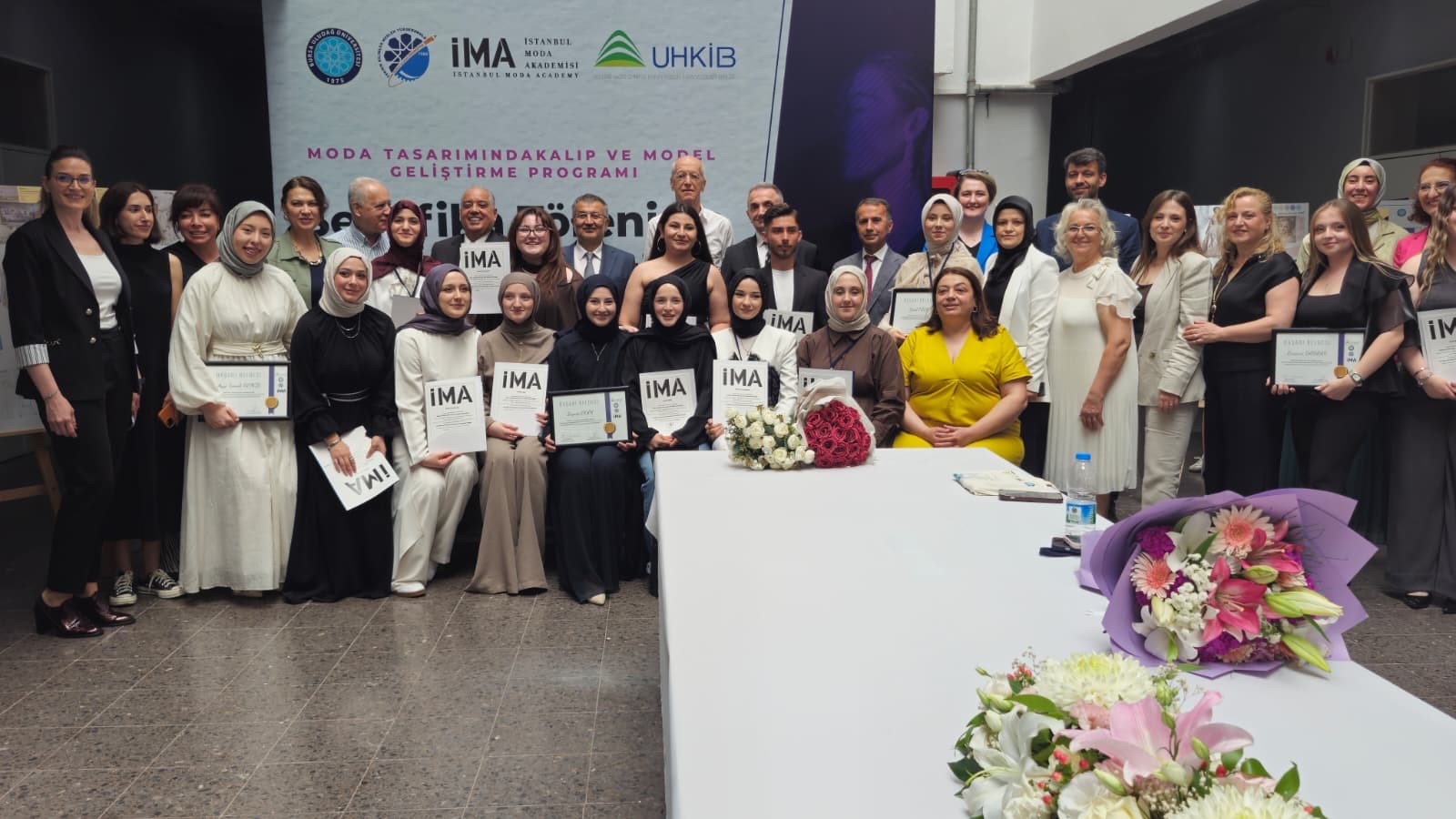Geleceğin moda tasarımcıları Bursa'da sertifikalarını aldı