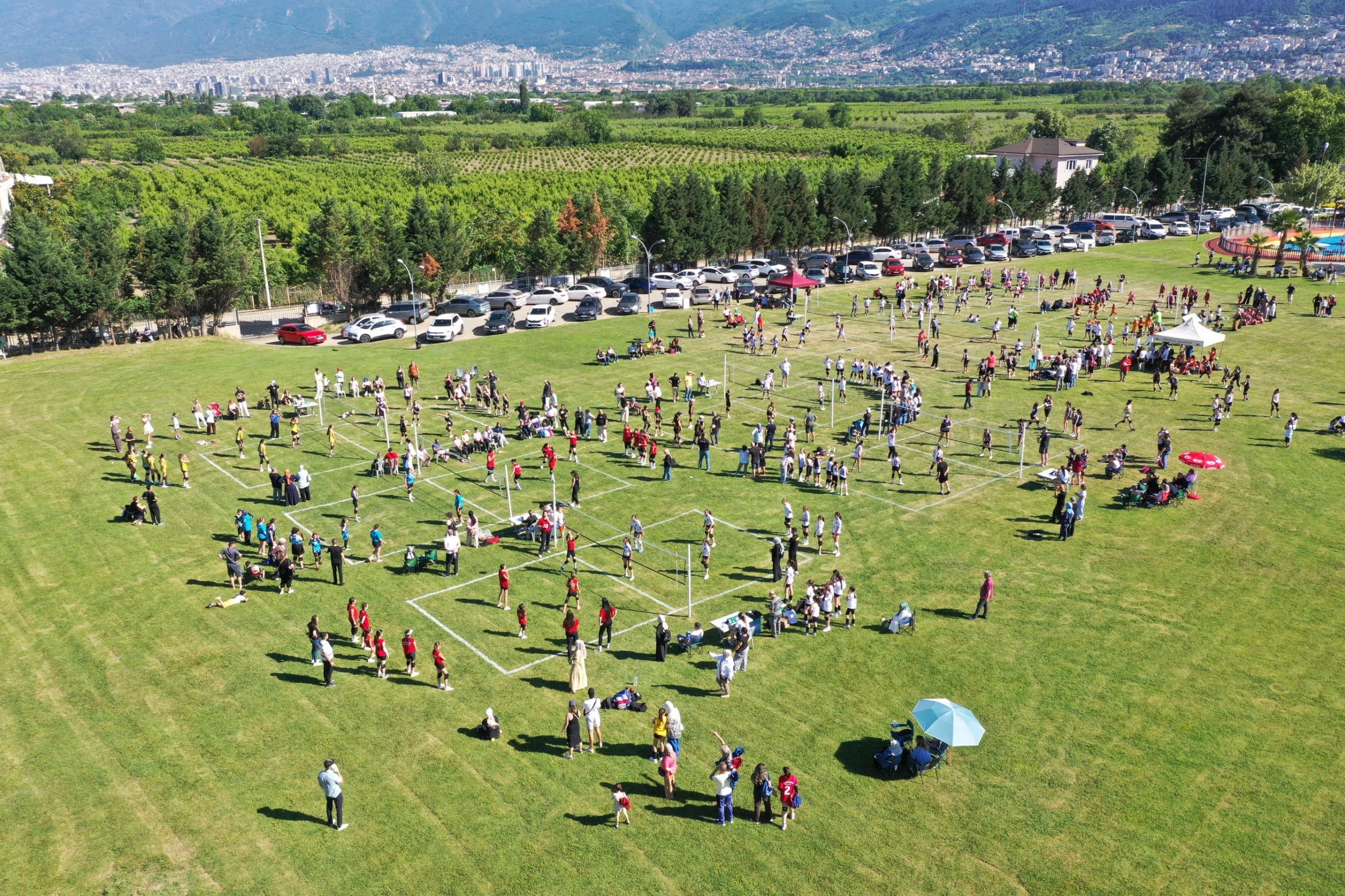 Geleceğin voleybolcuları Osmangazi’de yetişiyor
