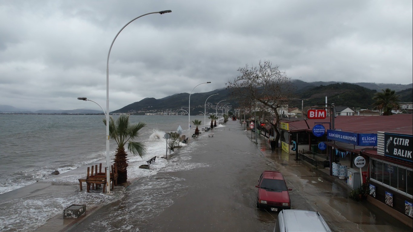 Gemlik'te deniz taştı, sahil yolu sular altında kaldı...O anlar havadan görüntülendi