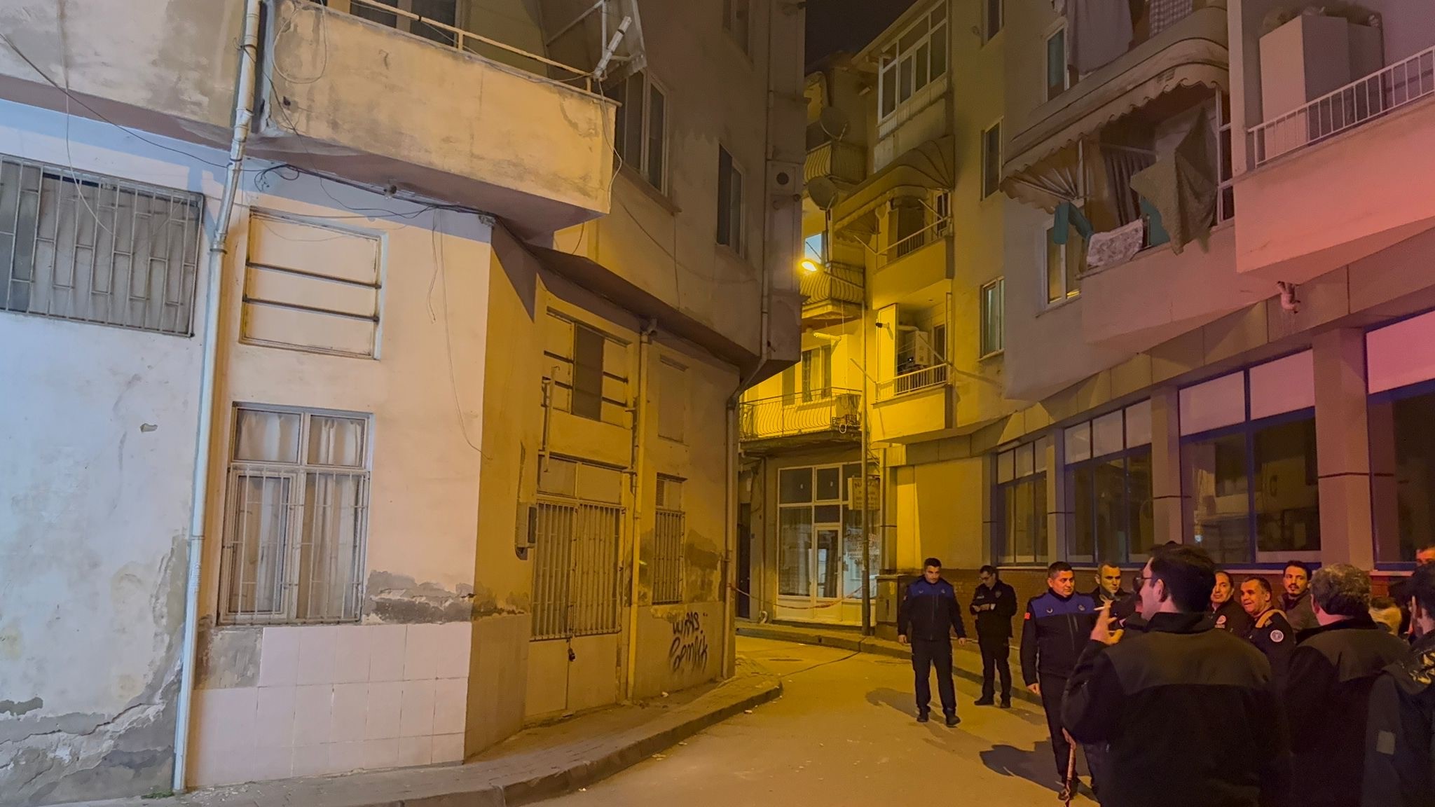 Gemlik’te hasarlı apartman tahliye edildi, sokak trafiğe kapatıldı
