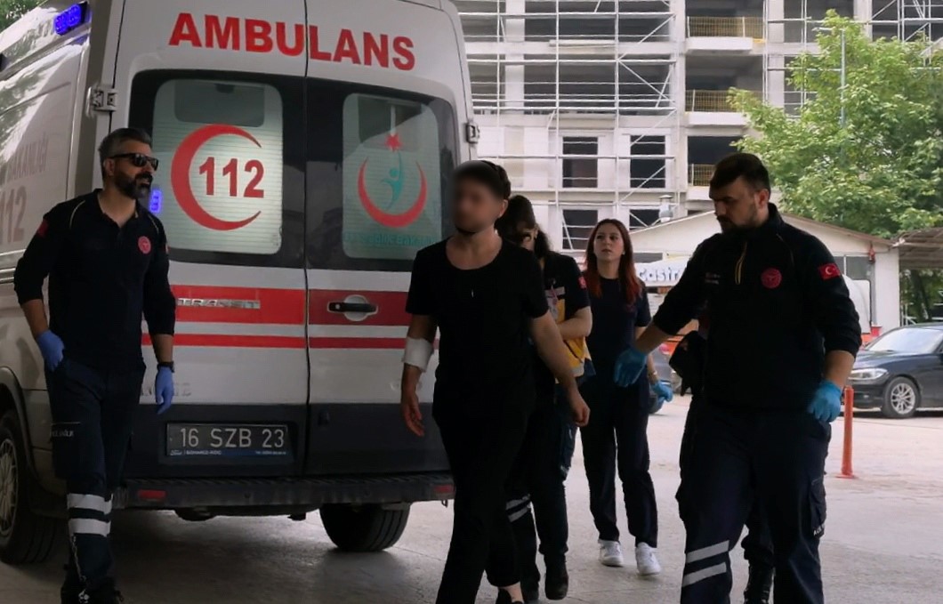 Genç Adamın Meyve Kesme Kazası Hastanede Bitti