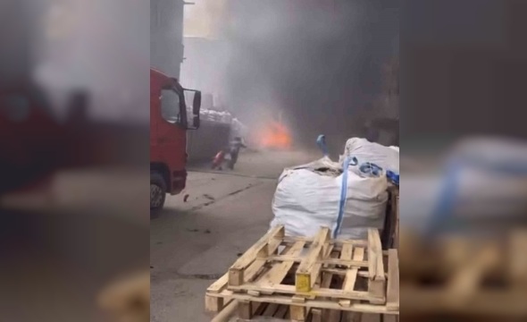 Geri dönüşüm deposunda korkutan yangın