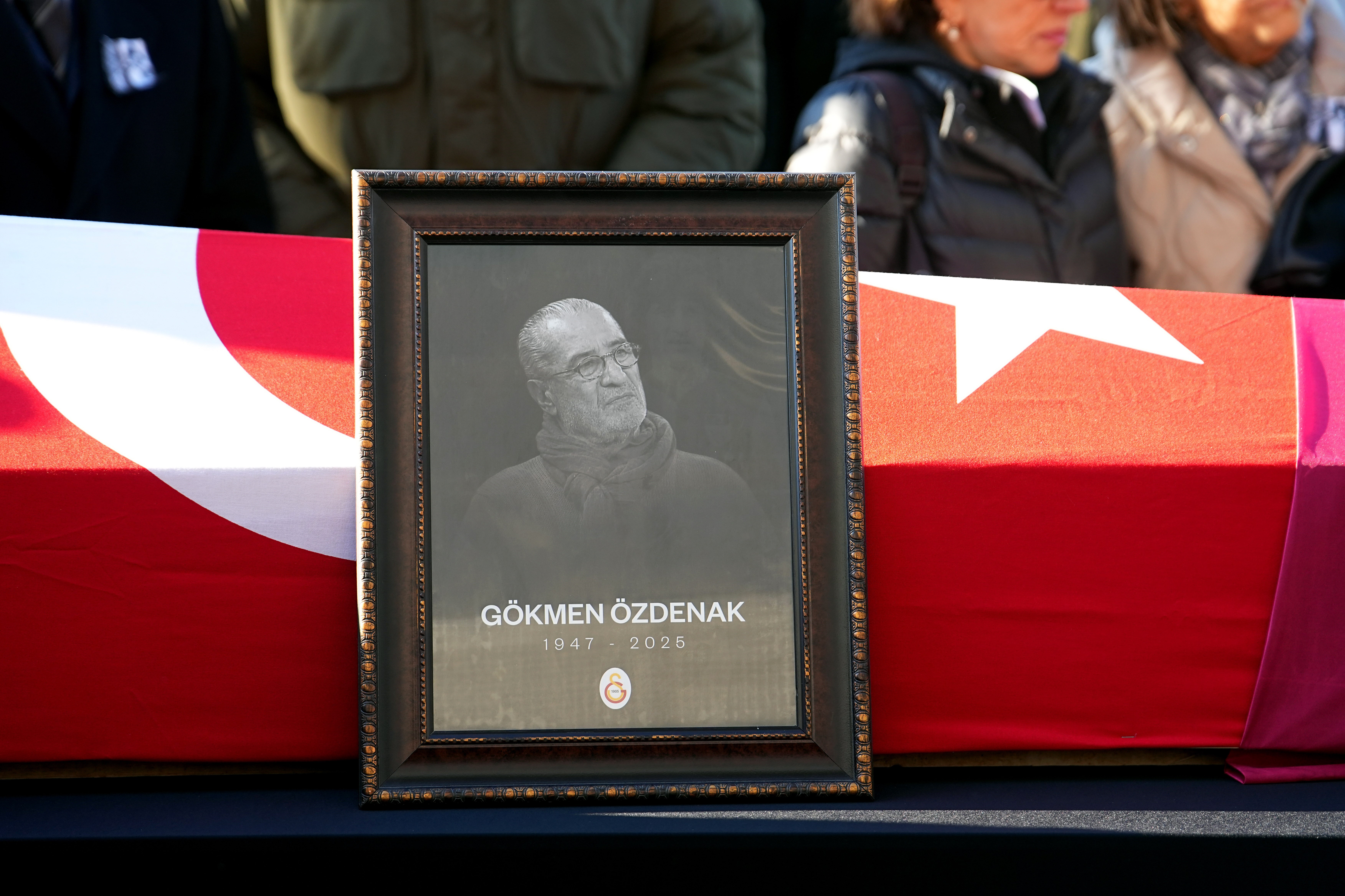 Gökmen Özdenak için stadyumda tören düzenlendi