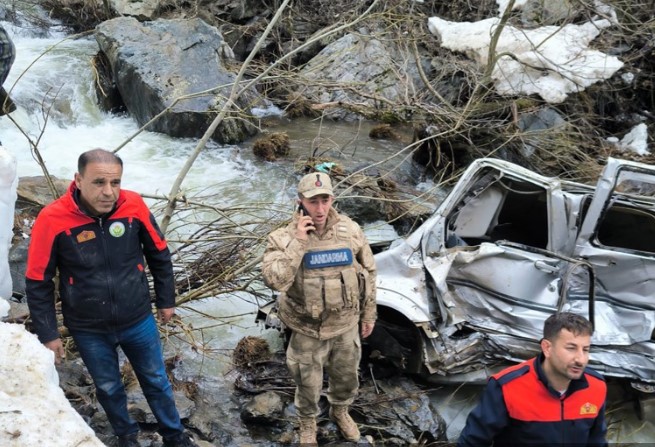 Hafif ticari araç dereye düştü: 3 ölü, 5 yaralı