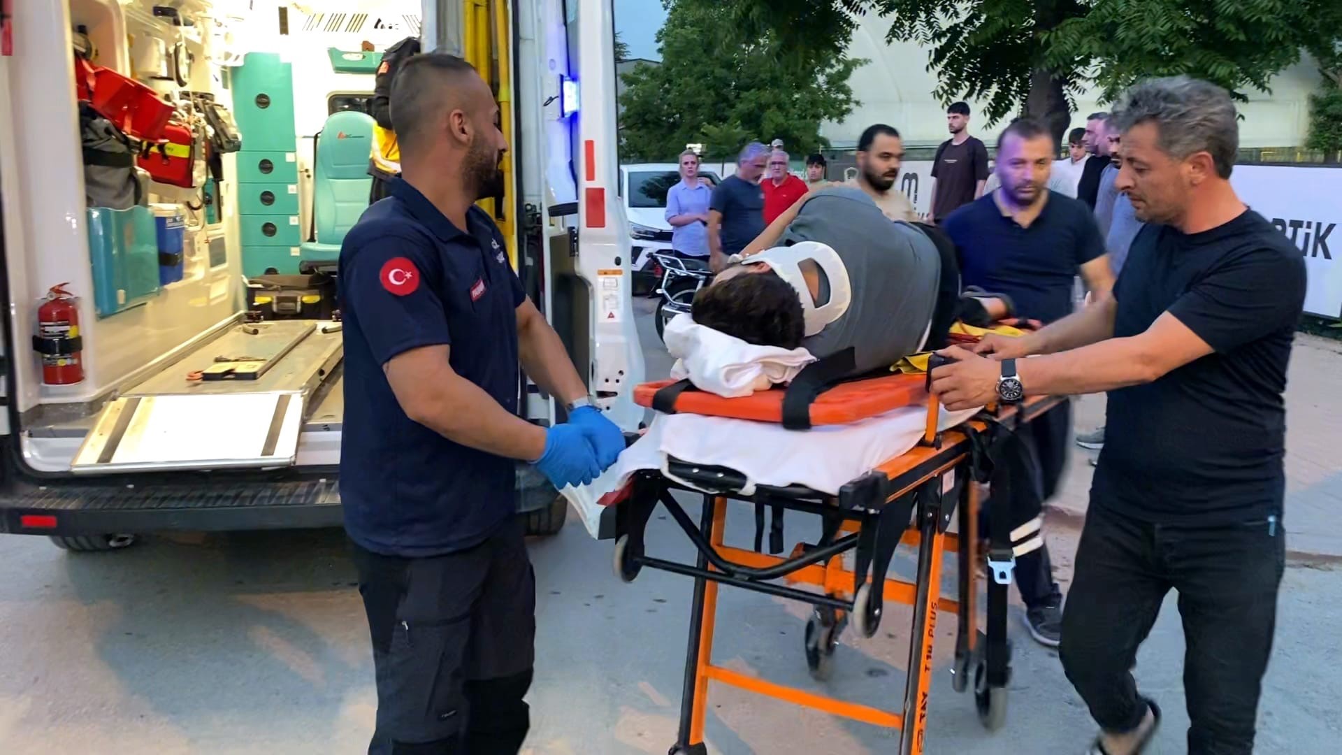 Hafif ticari araç ile çarpışan motosikletin sürücüsü yaralandı