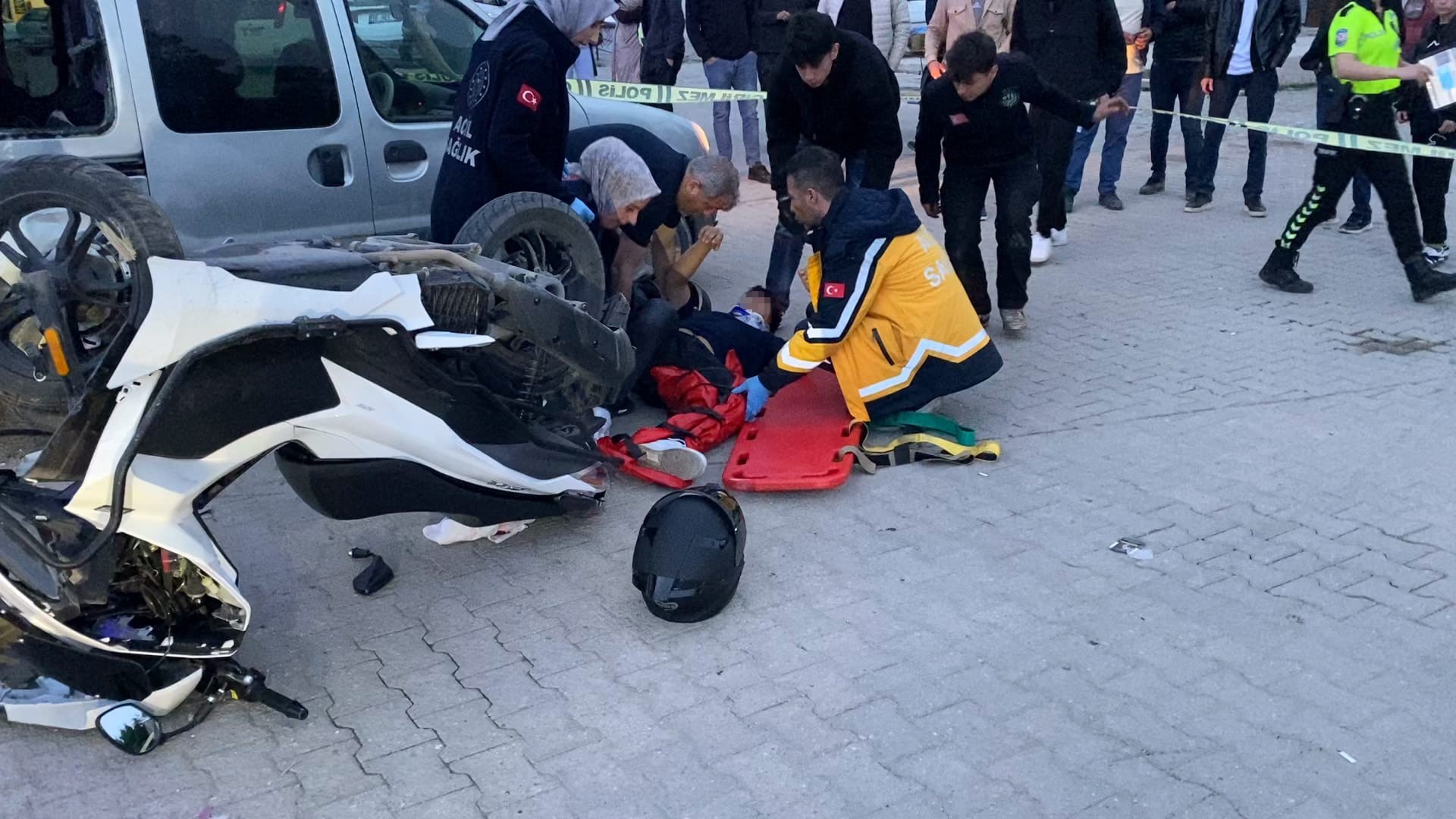 Hafif ticari araçla çarpışan motosikletteki 2 kişi yaralandı