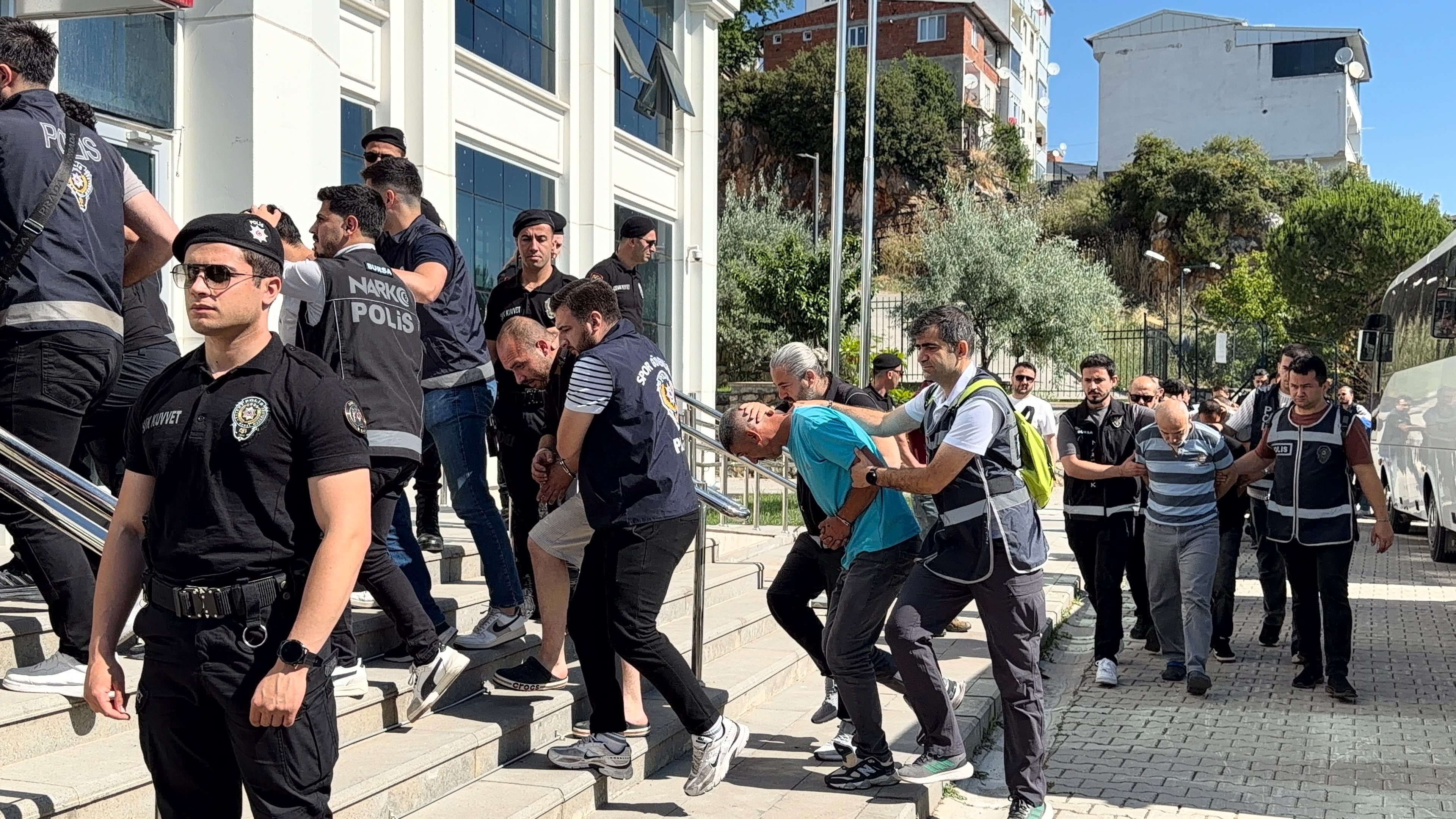 Helikopter ve özel harekat destekli baskın sonrası 29 şüpheli adliyeye getirildi