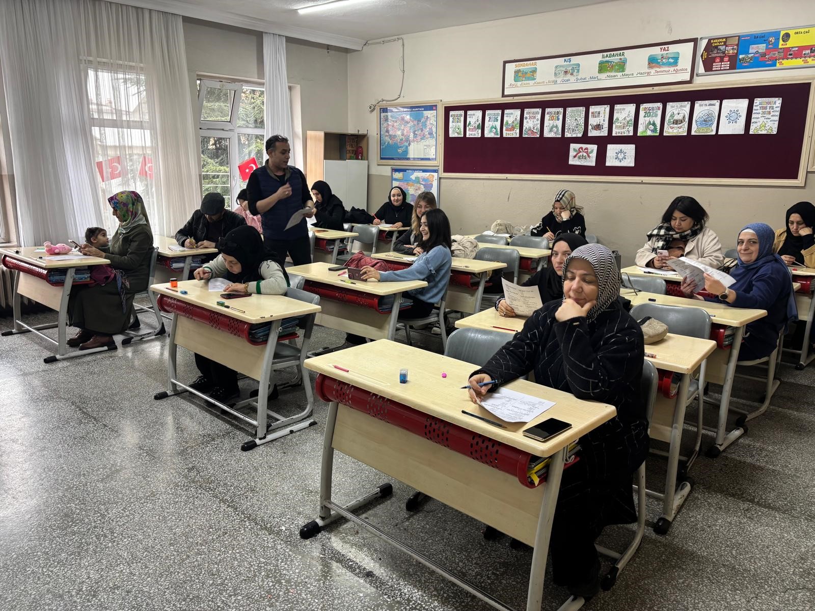 İlkokulda veliler kitap okuma yarışmasında ter döktü