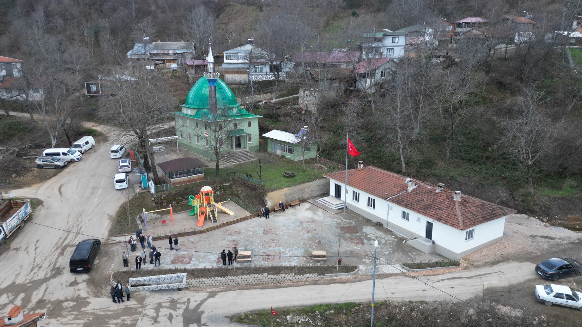 İnegöl Belediyesi’nden İclaliye Mahallesi’nde meydan düzenlemesi