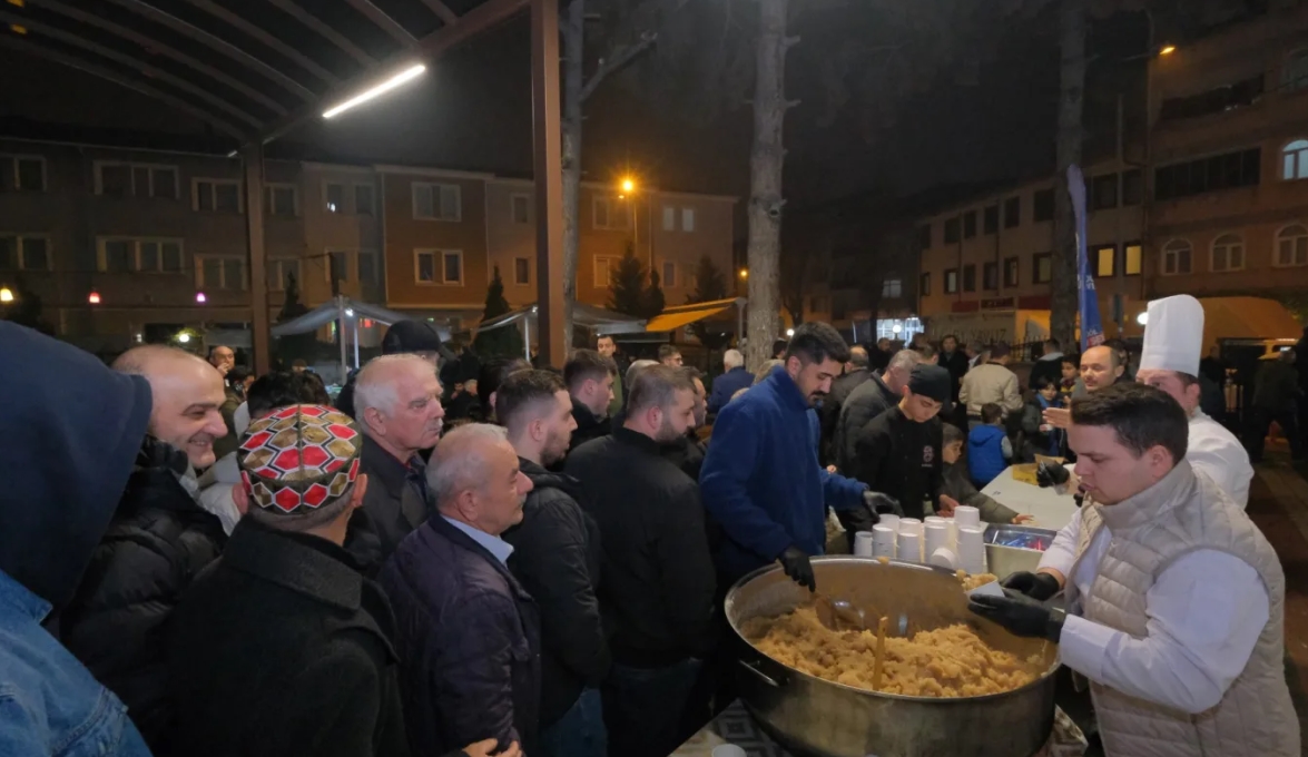 İnegöl Belediyesi’nden Regaip Kandilinde Helva İkramı