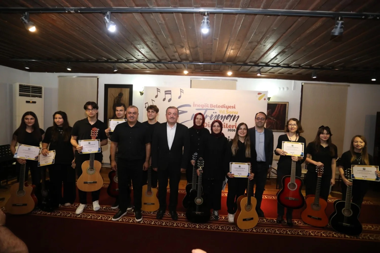 İnegöl Belediyesi’nin Gitar Kursu Kursiyerleri Sertifikalarını Aldı