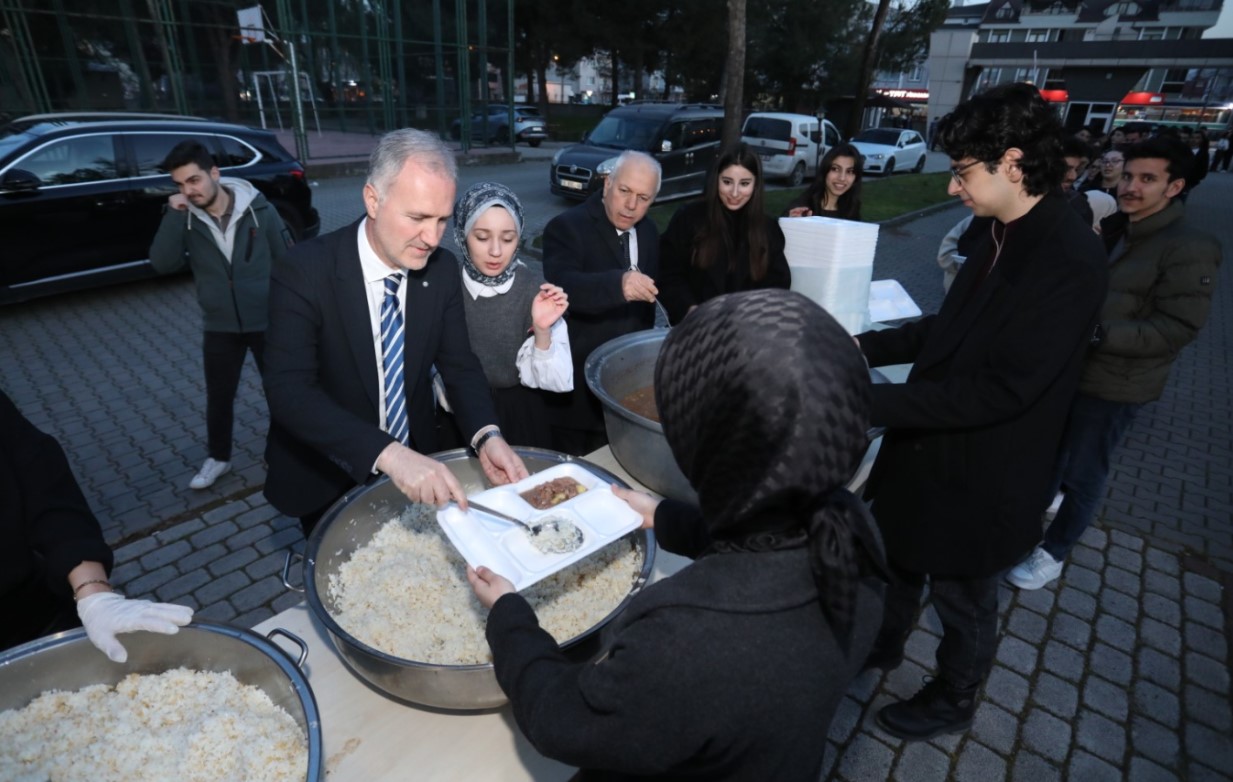 İnegöl İşletme Fakültesinde 500 Öğrenciyle İftar Sofrası Kuruldu