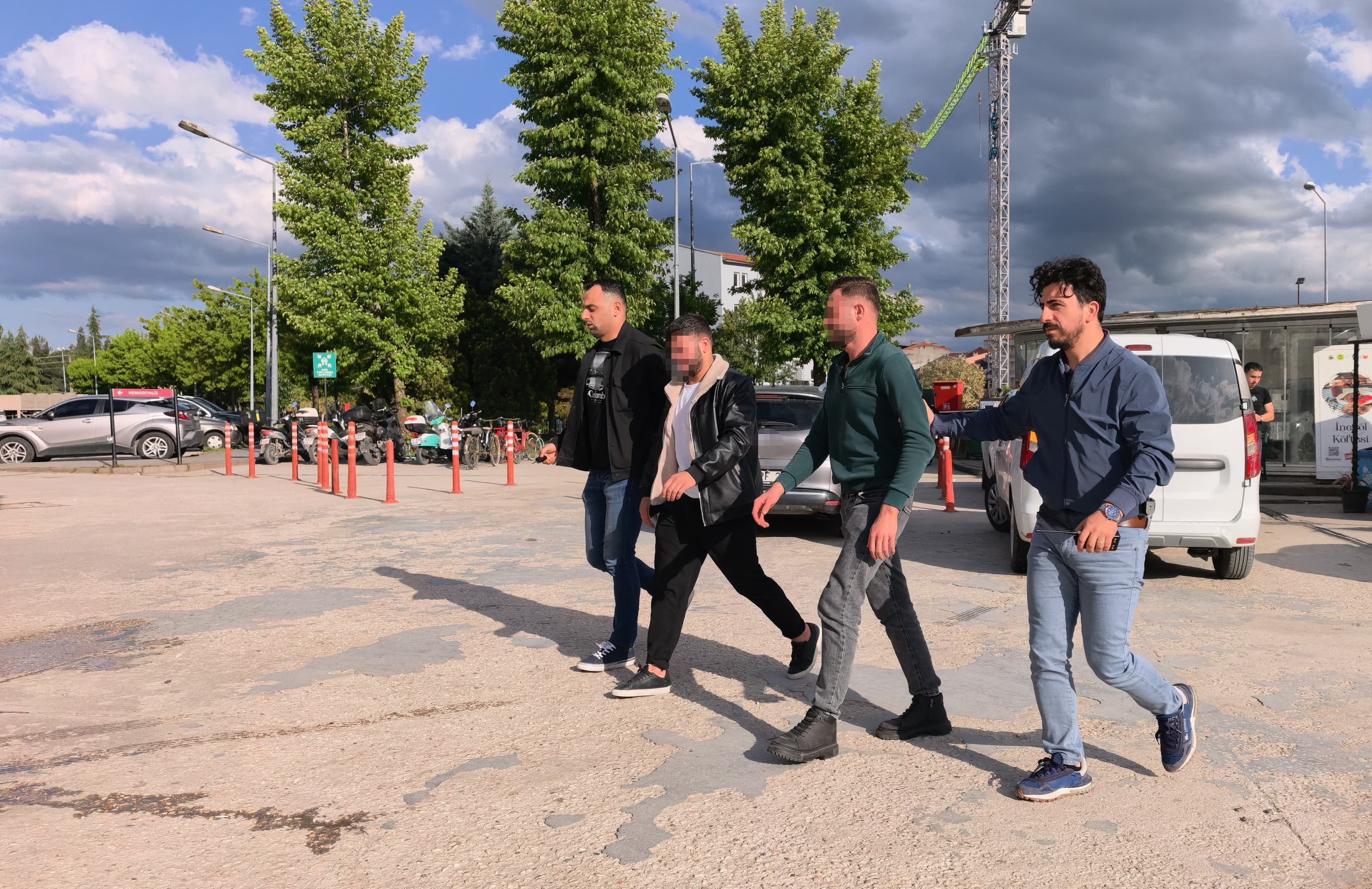 İnegöl’de bir kişiyi enseden bıçaklayan şüpheli ile ağabeyi yakalandı