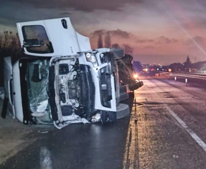 İnegöl'de iplik yüklü tır devrildi