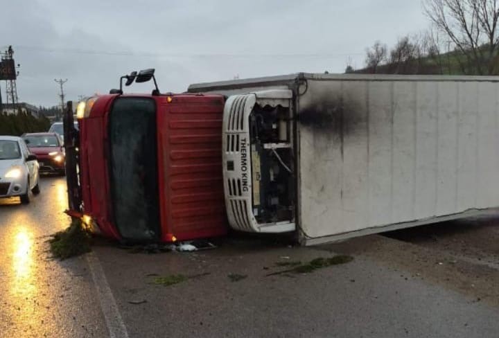 İnegöl’de Kamyon Fabrika Duvarına Çarptı: 2 Yaralı