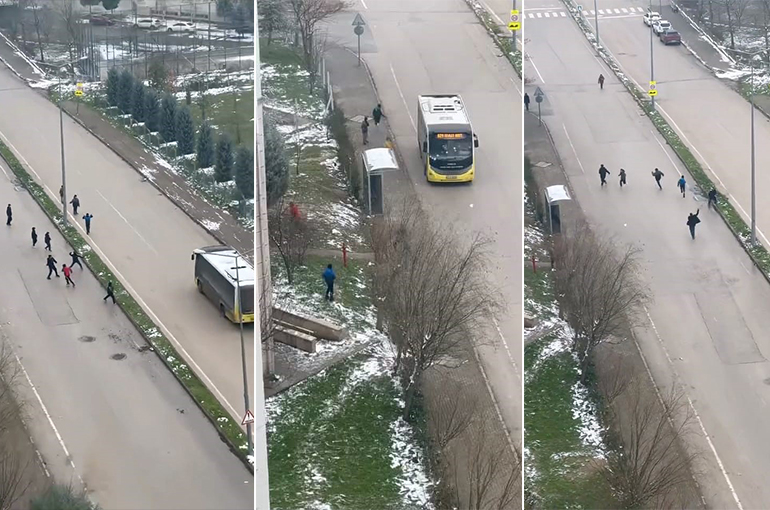 İnegöl’de kar topu gerginliği: Otobüs şoförü çocukları sopayla kovaladı