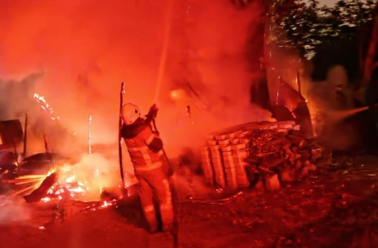 İnegöl’de korkutan yangın: Baraka tamamen yandı