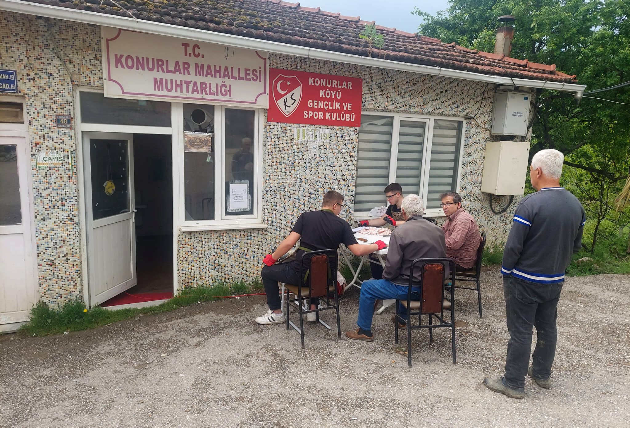 İnegöl'de öğrenciler kurbanlık bıçaklarını biledi