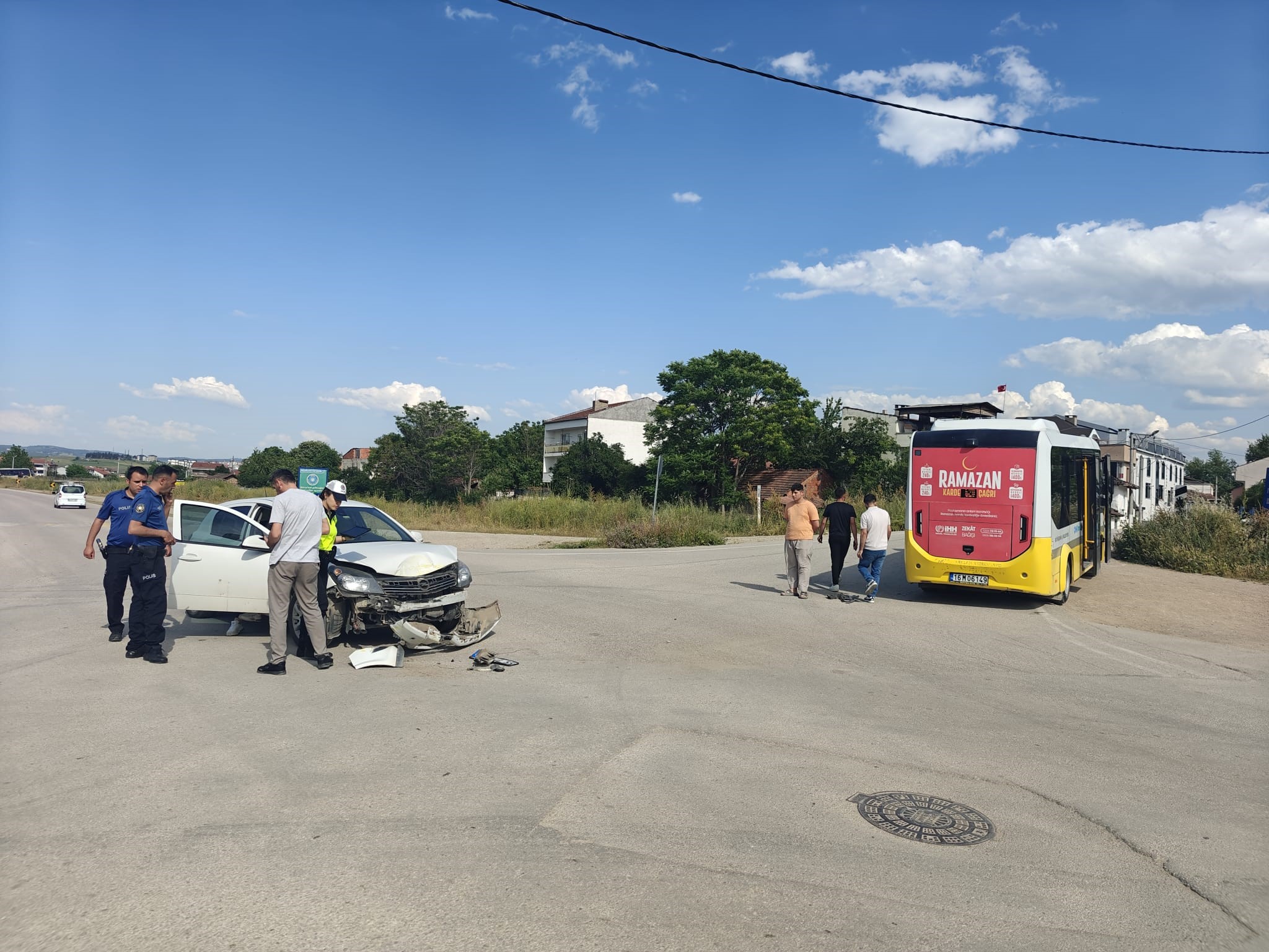 İnegöl’de Otomobil ile Halk Otobüsü Çarpıştı: 3 Yaralı