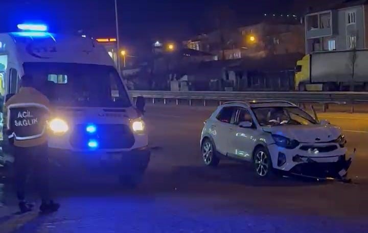 İnegöl'de otomobiller çarpıştı: 1'i çocuk 3 yaralı