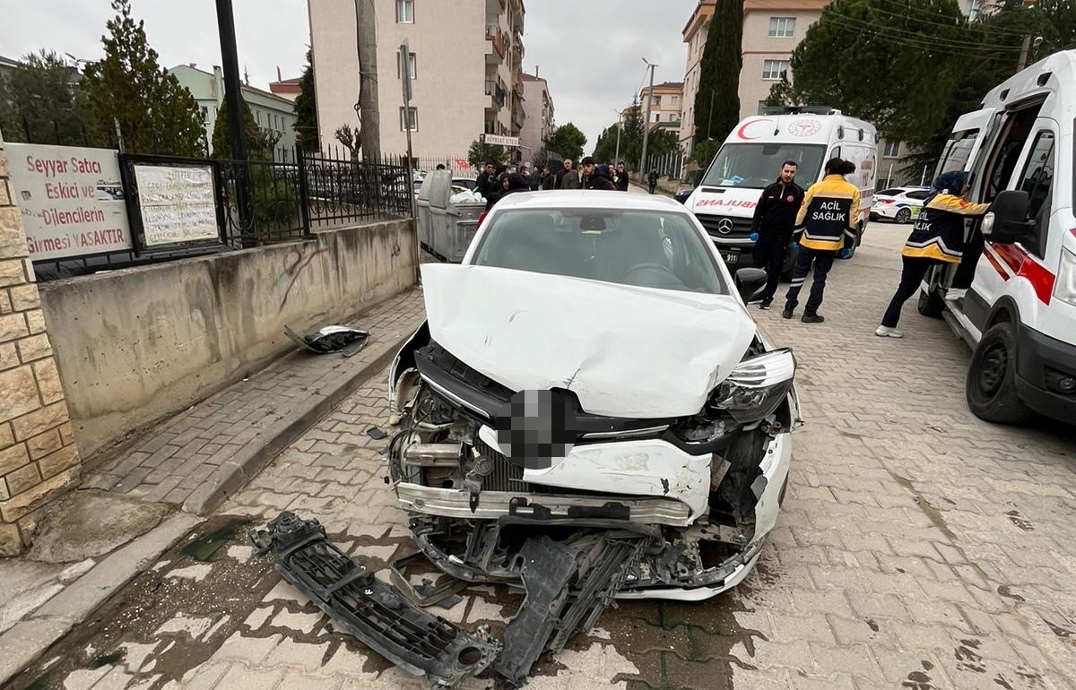 İnegöl'de otomobiller çarpıştı: 5 yaralı