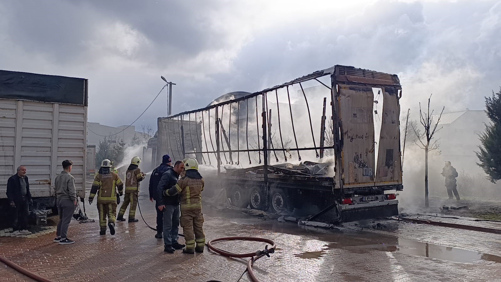 İnegöl'de park halindeki tır dorseleri alev alev yandı