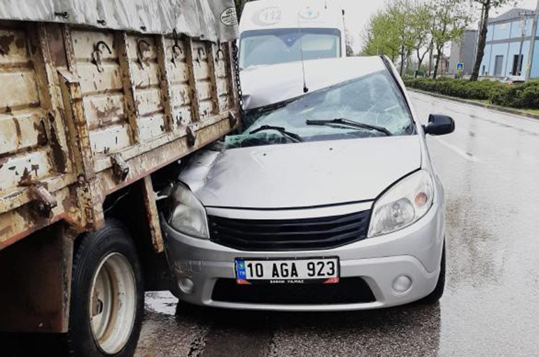 İnegöl'de yağışta kayan otomobil kamyona çarptı: 1 yaralı