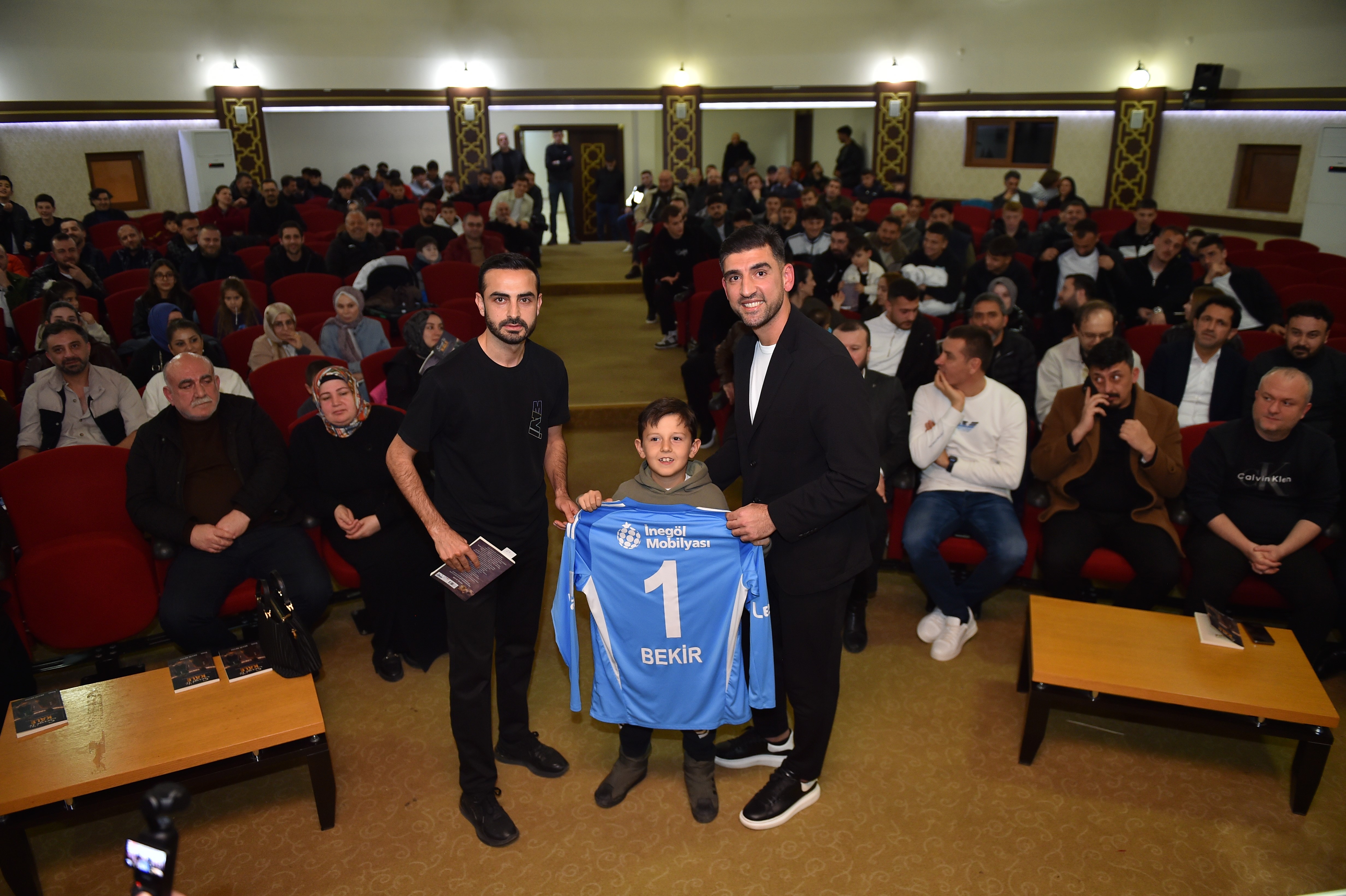 İnegölspor'un kalecisi Bekir Sevgi'nin "Sevgi'li kale" isimli kitabının lansmanı yapıldı