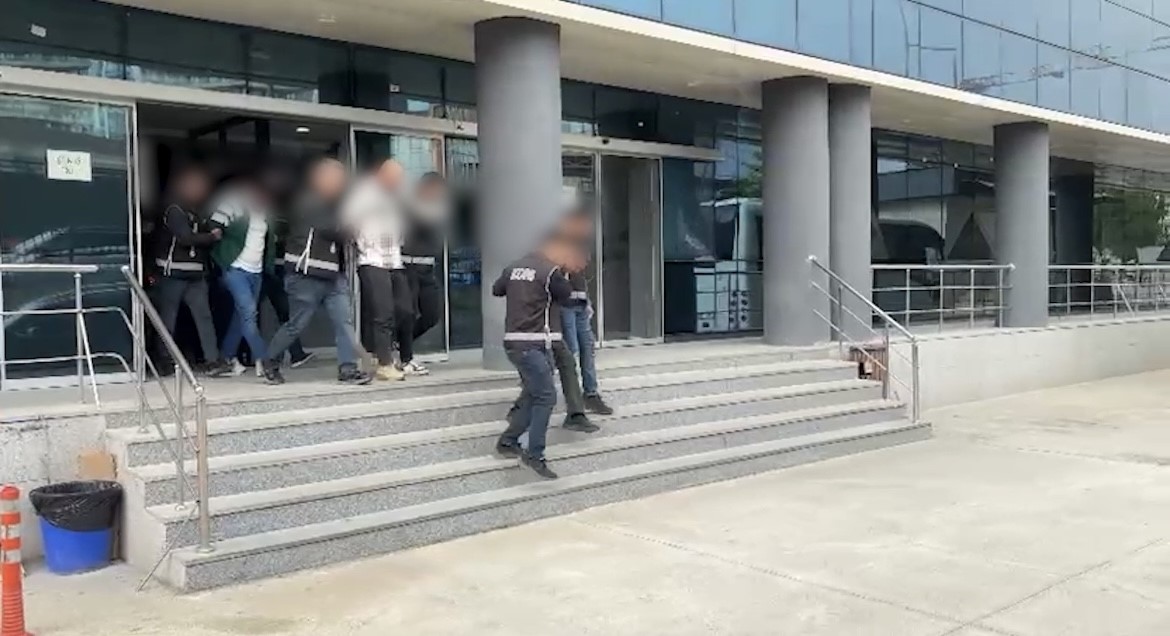 İş insanlarına zorla çek imzalattıran şebekeye Organize Polisi'nden darbe
