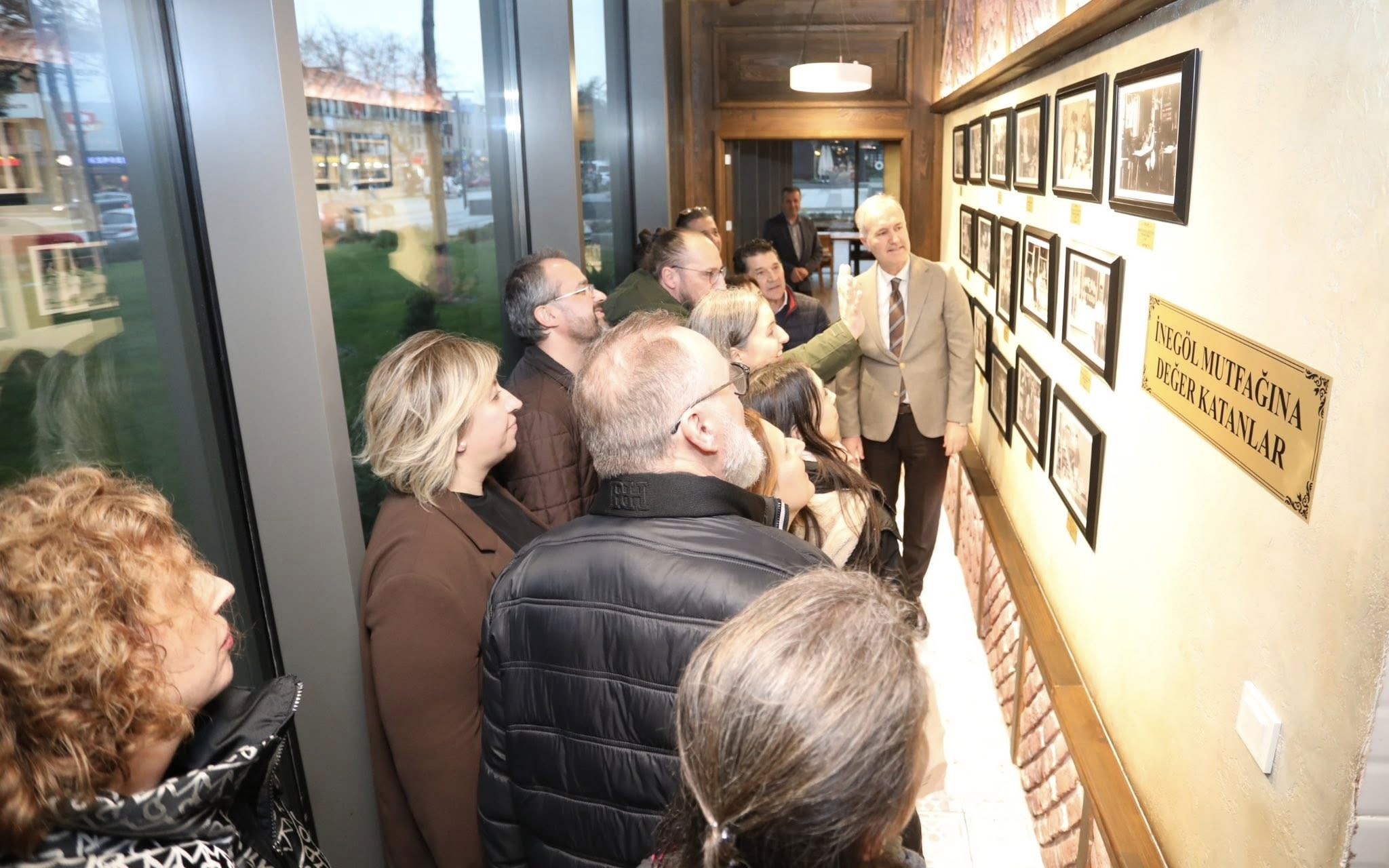 İspanyol misafirlerden İnegöl'ün 'Nöbetçi Kitaphane'lerine tam not