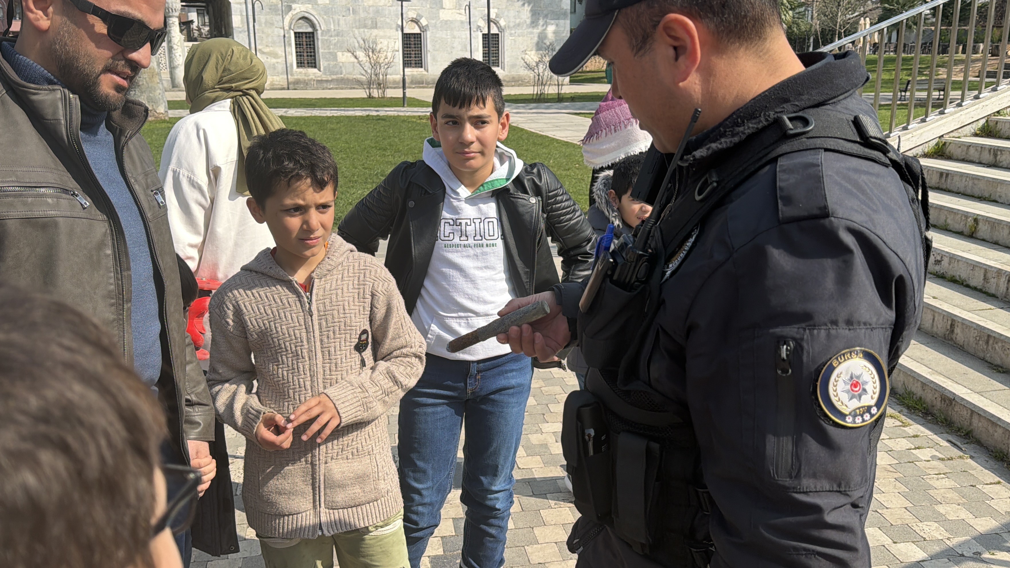 İznik Gölü kıyısında oynayan çocuklar top mermisi buldu