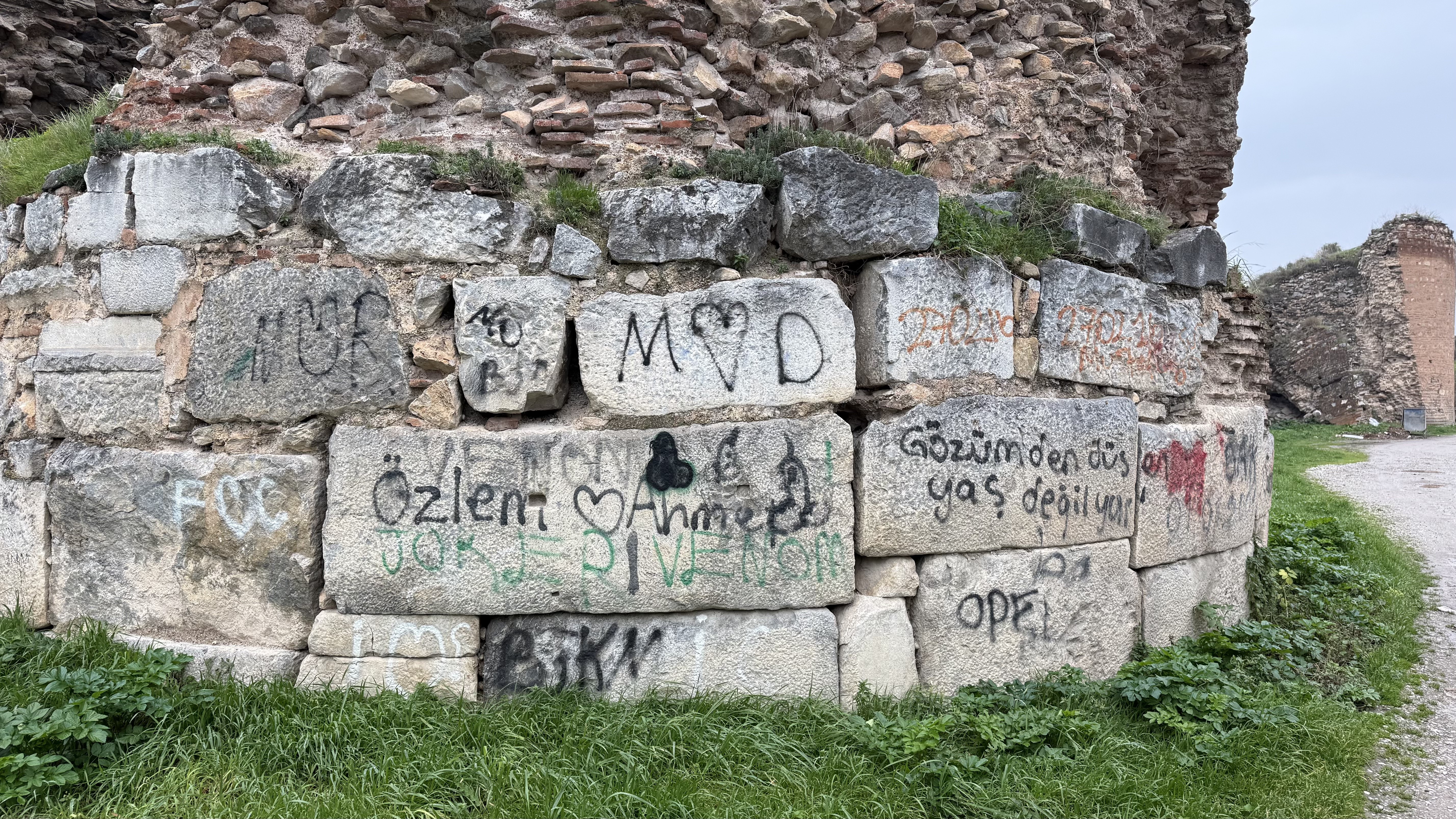 İznik'te 2 bin yıllık surlara sprey boya ile yazılan yazılar tepki çekti