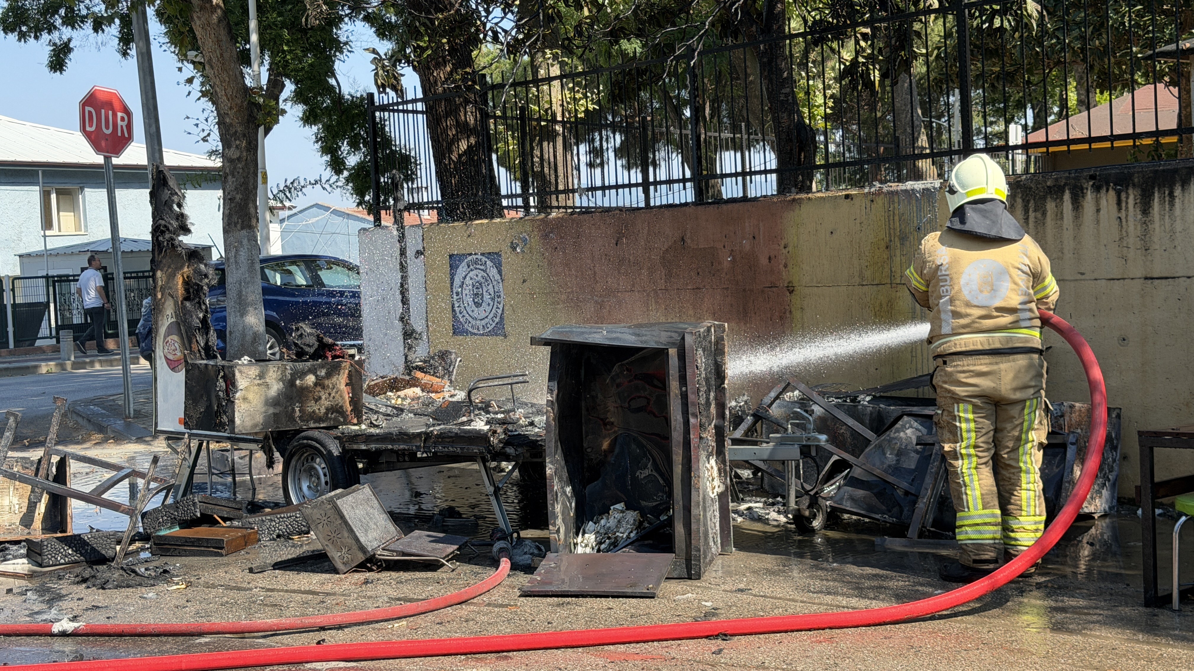 İznik'te Köfte Ekmek Karavanı Alevlere Teslim Oldu