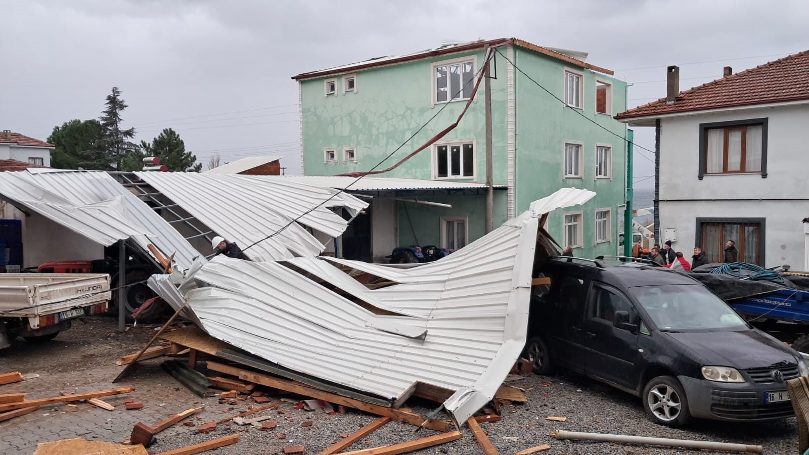 İznik'te şiddetli fırtına evin çatısını uçurdu