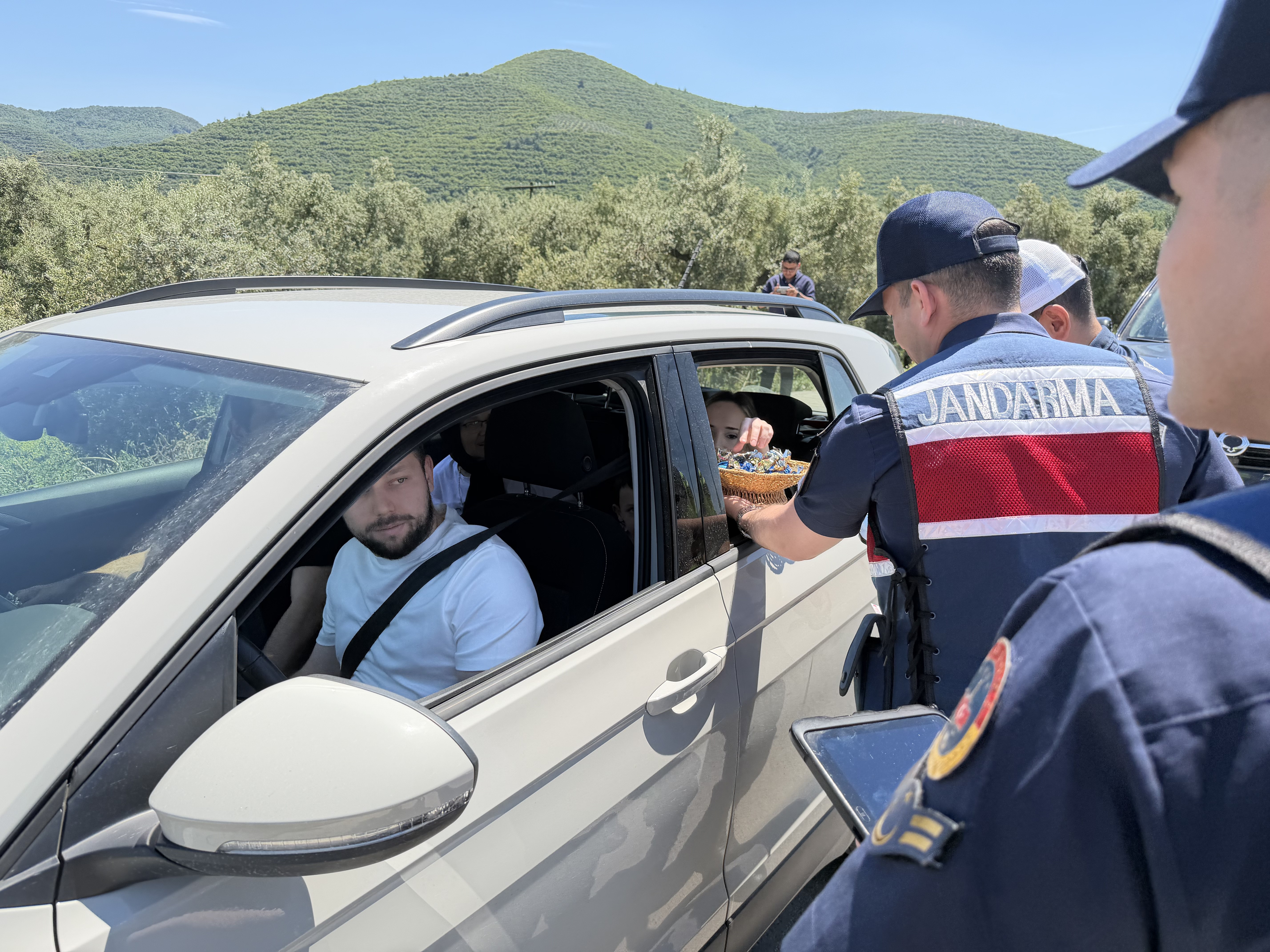 Jandarmadan durdurduğu sürücülere ceza yerine çikolata