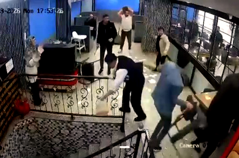 Kafede çıkan kavgada ortalık savaş alanına döndü: 100 bin liralık hasar