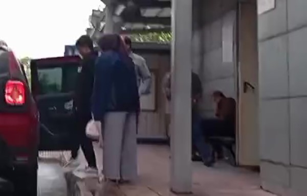 Kamyonetin altında kaldılar, yürüyerek taburcu oldular
