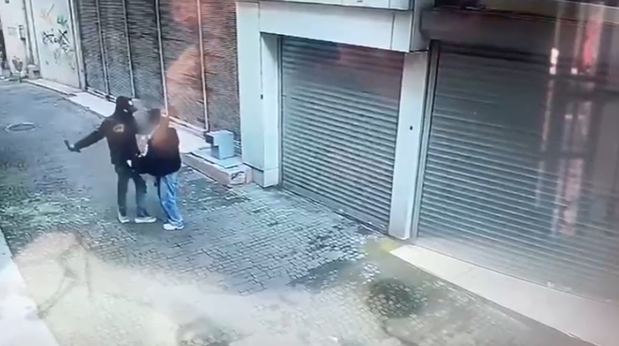 Kar maskeli gaspçı, tornavidayla çaldığı telefonla yakalandı