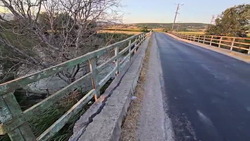 Karacabey'de hasar gören ve beşik gibi sallanan köprü yıkılıyor