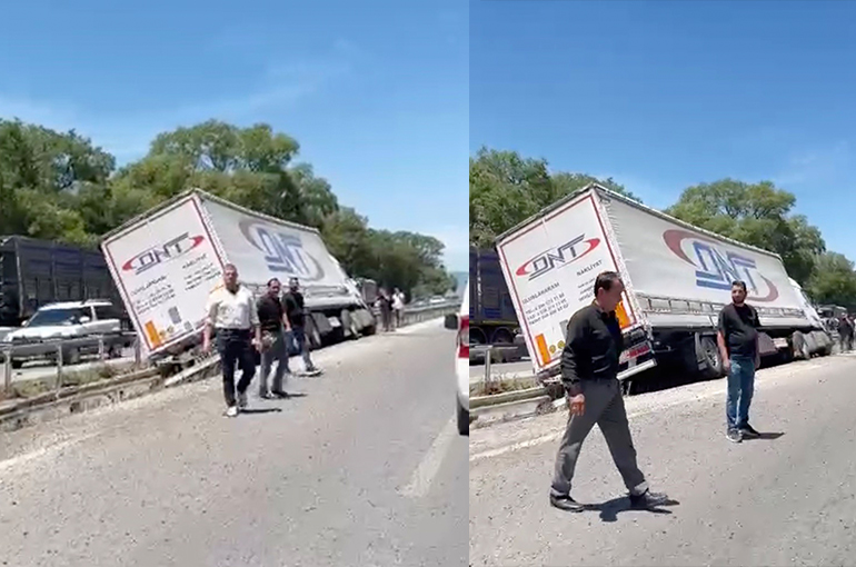 Karacabey’de ön lastiği patlayan tır refüje girdi
