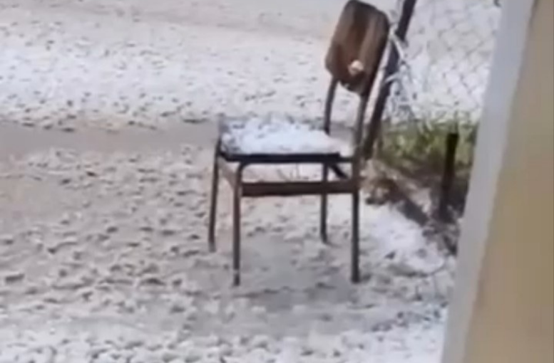 Keles’te aniden bastıran dolu ortalığı beyaza çevirdi
