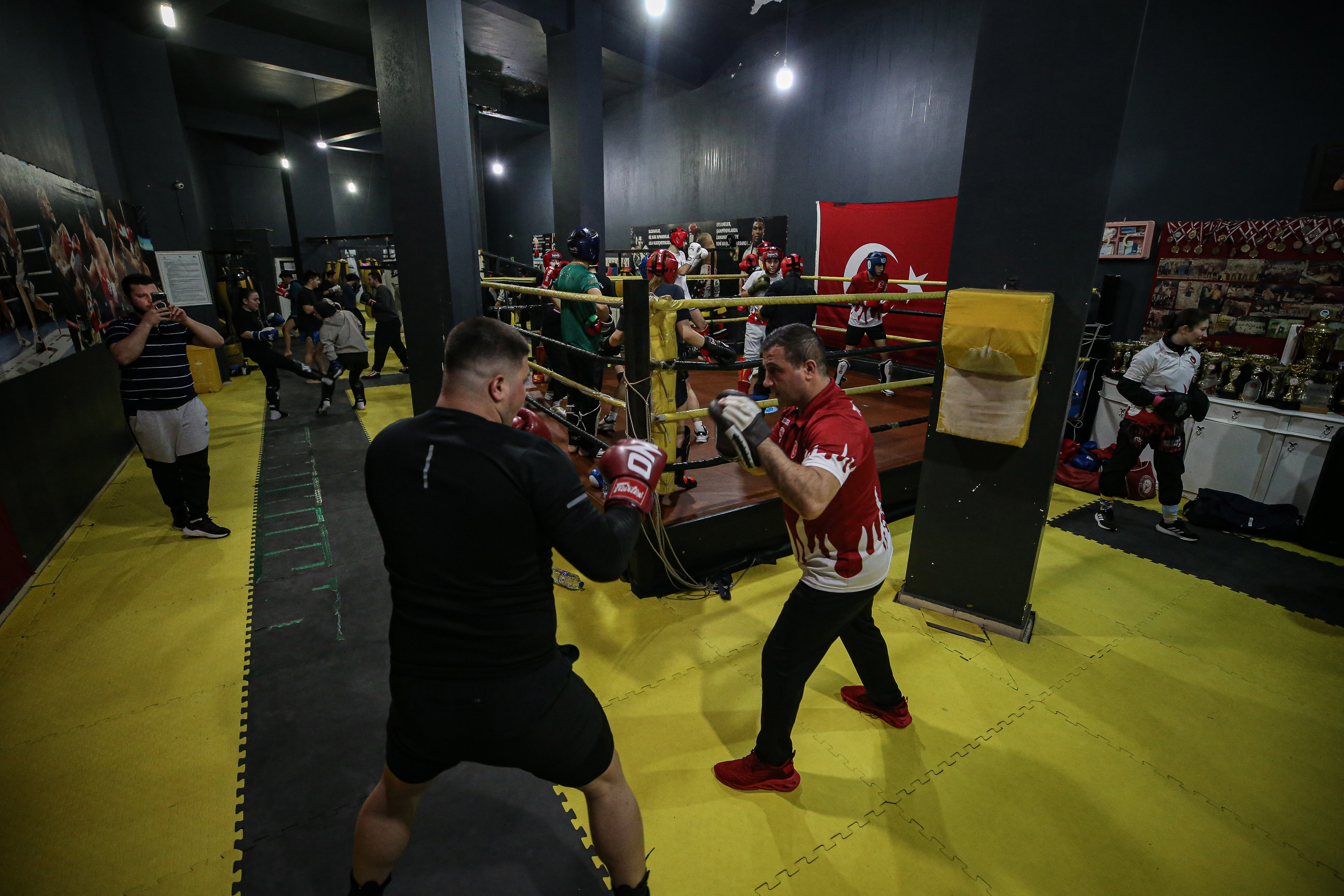 Kick boksçu muhtar çocukları spora yönlendiriyor