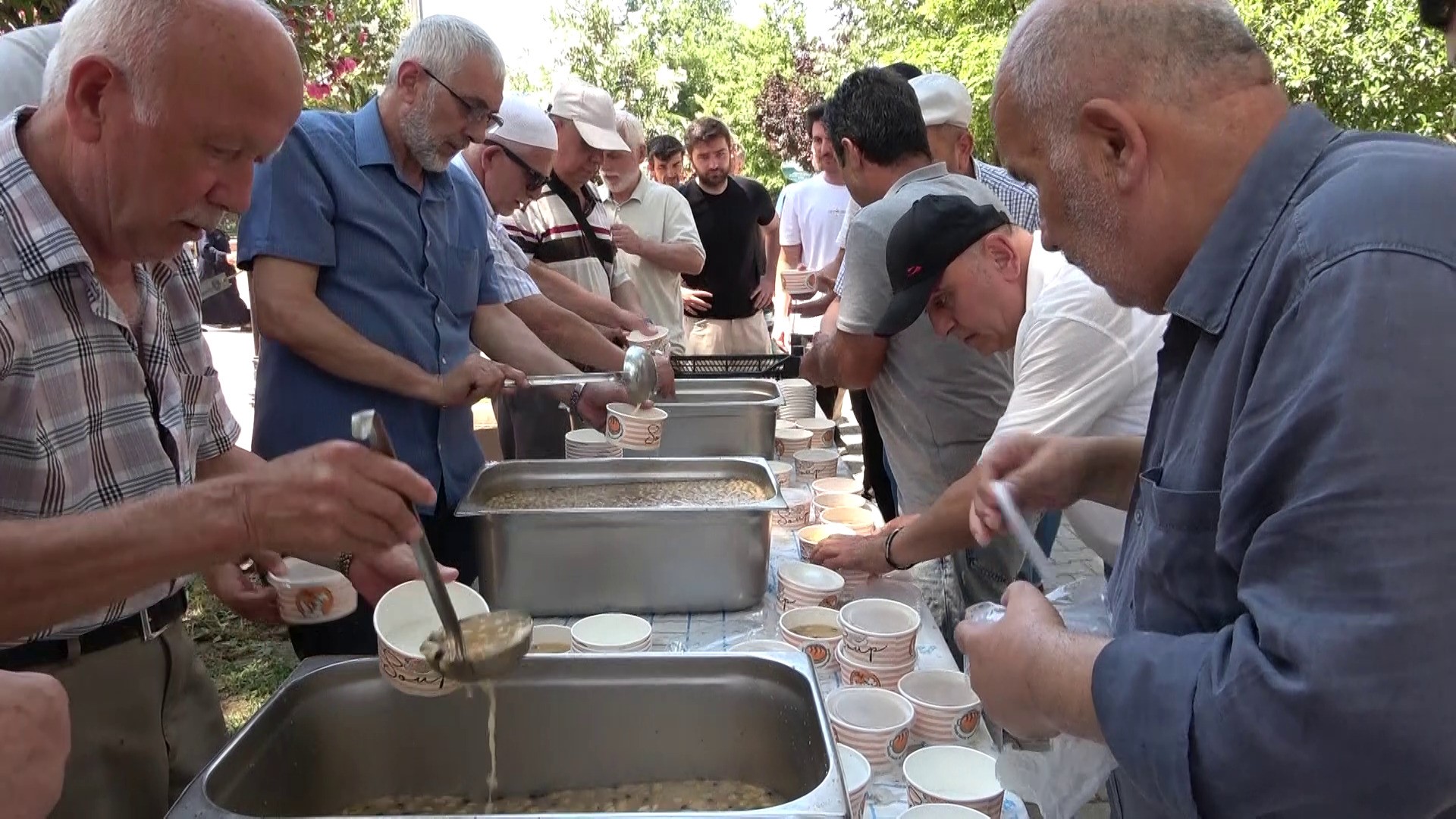Kiremitçi Sinanbey Cami'de bin 500 kişilik aşure ikramı