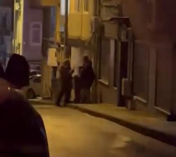 Komşuların çöp bidonu tartışması kameraya yansıdı