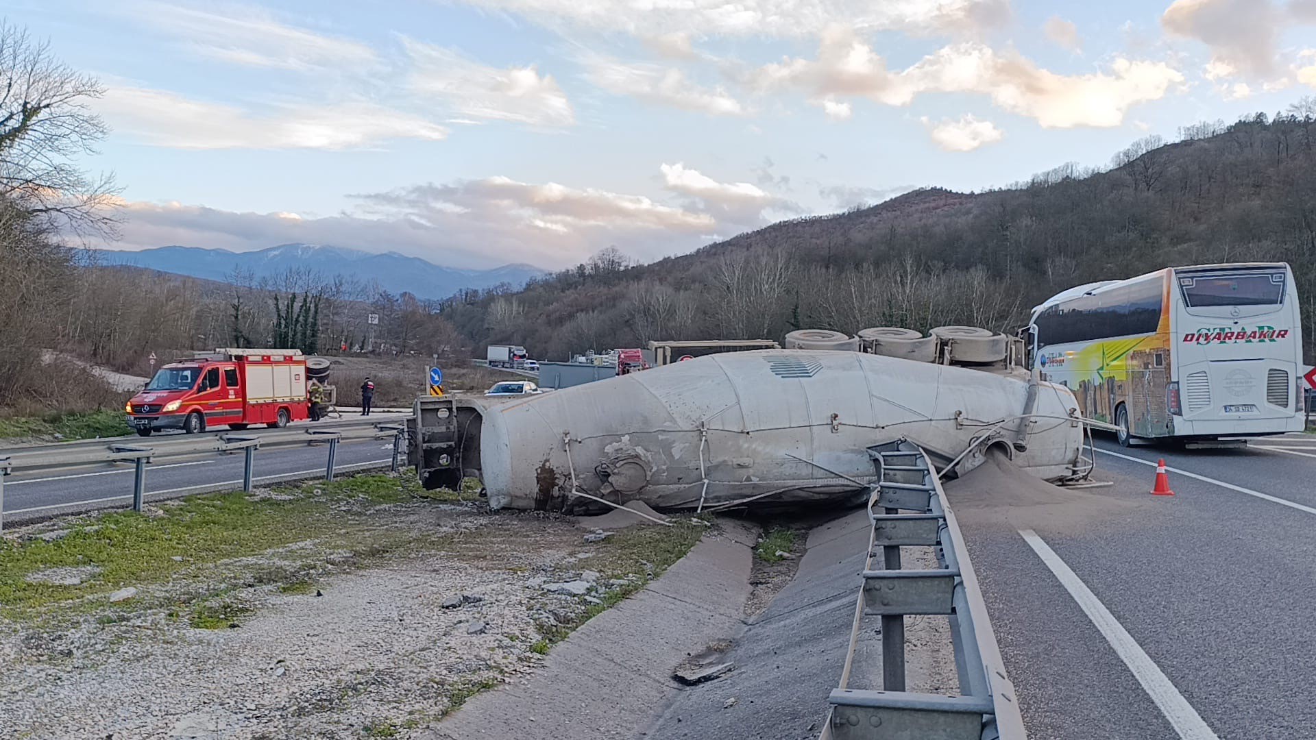 Kontrolden çıkan beton tankeri devrildi : Sürücü ağır yaralı