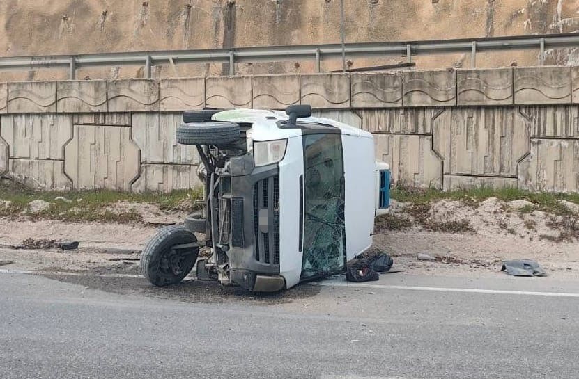 Kontrolden çıkan minibüs takla attı, sürücü yaralandı