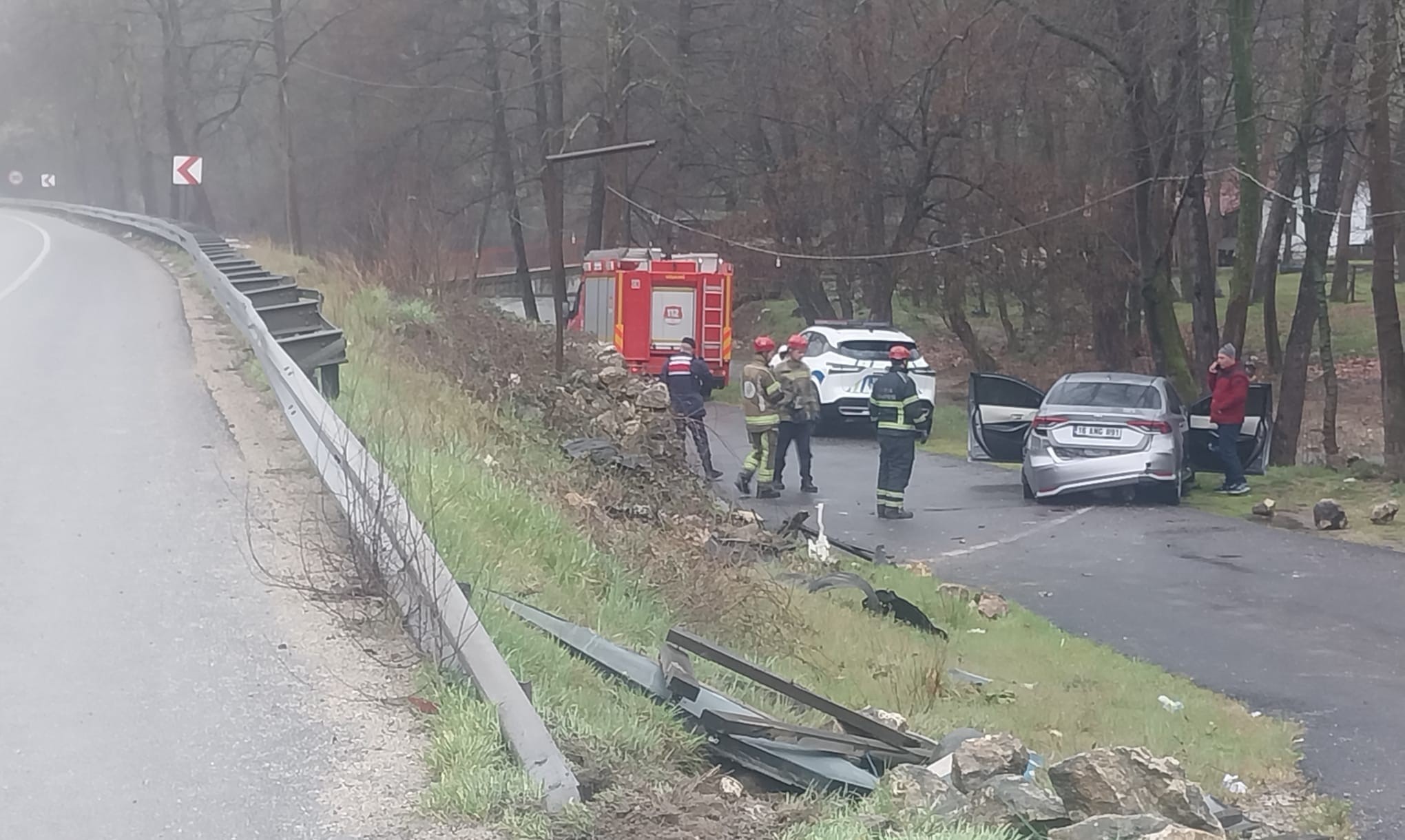 Kontrolden çıkan otomobil alt yola uçtu: 3 yaralı